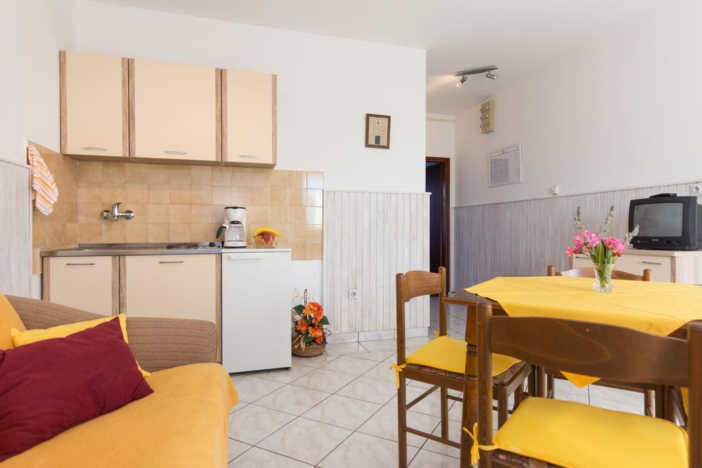 Apartment Milka Krk Town Eksteriør bilde